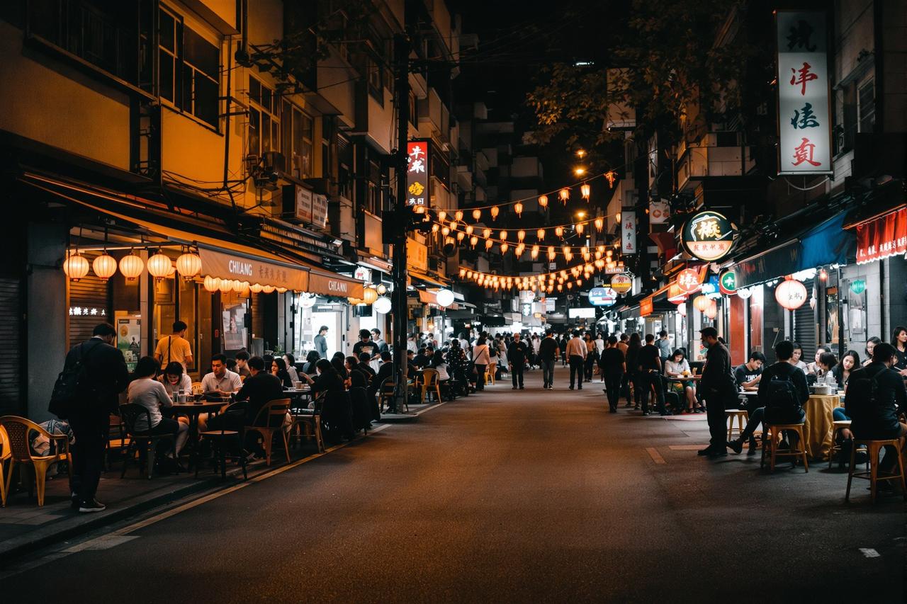 某城市深夜突发5.2级地震,当地居民深夜被震醒纷纷跑出家门 - 近期吃瓜 某城市深夜突发5.2级地震居民街头避险的社会新闻配图